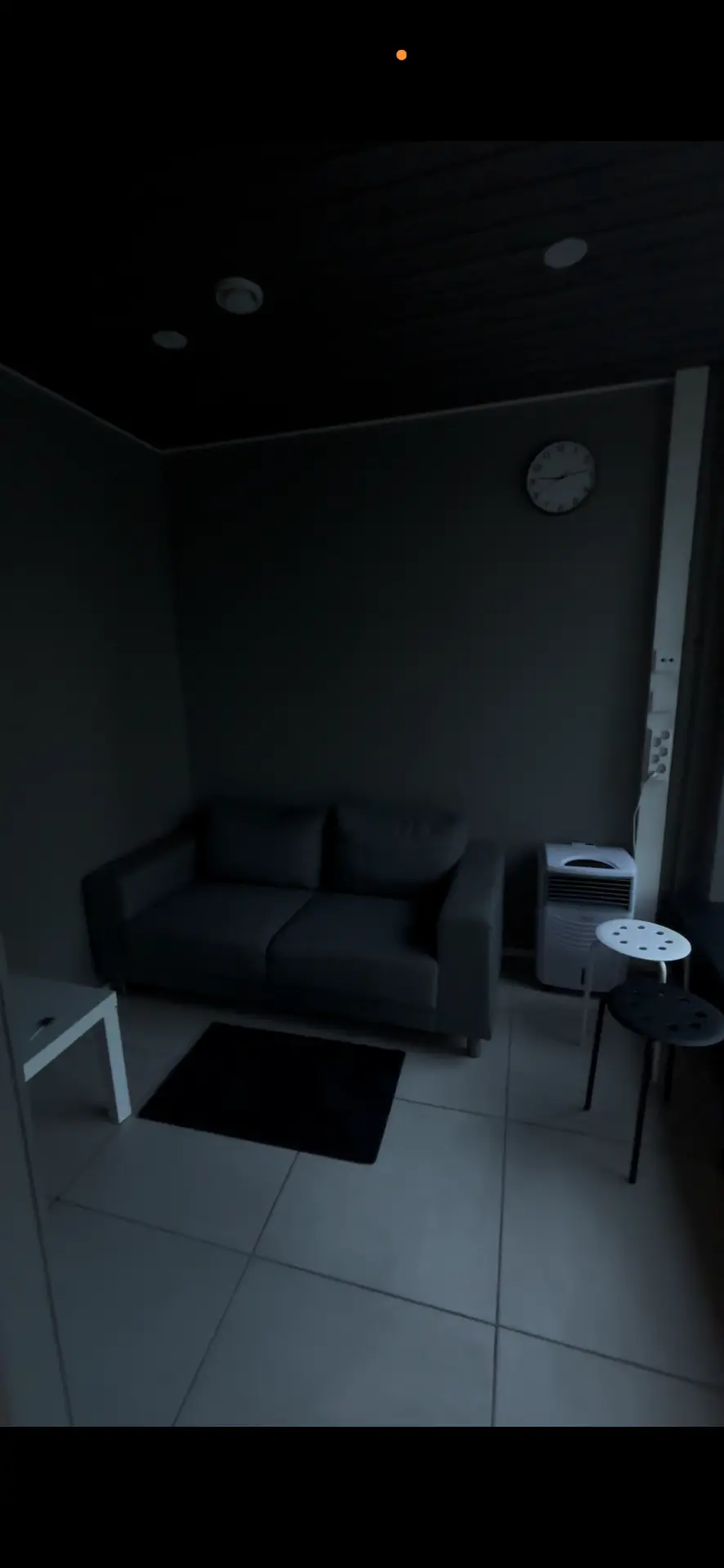 Odotustila sohvalla YCuttsStudiossa